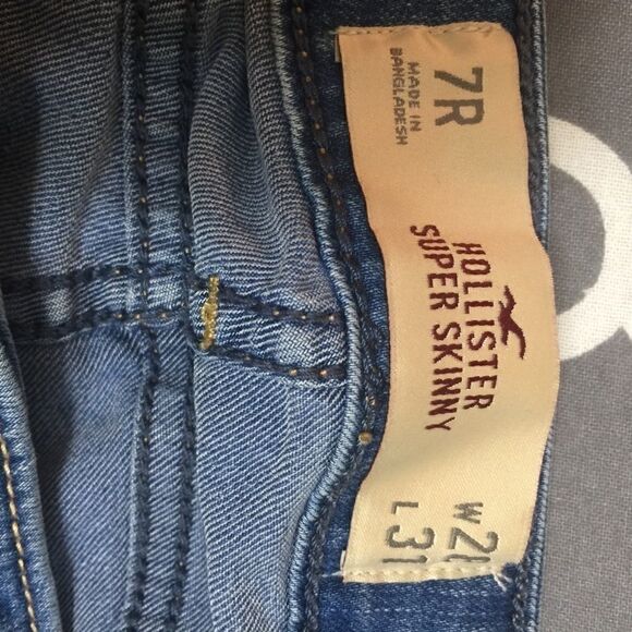 NWOT! Hollister lite wash distressed Skinny - Picture 3 of 5